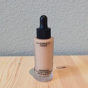 Mac Waterweight Foundation NC35